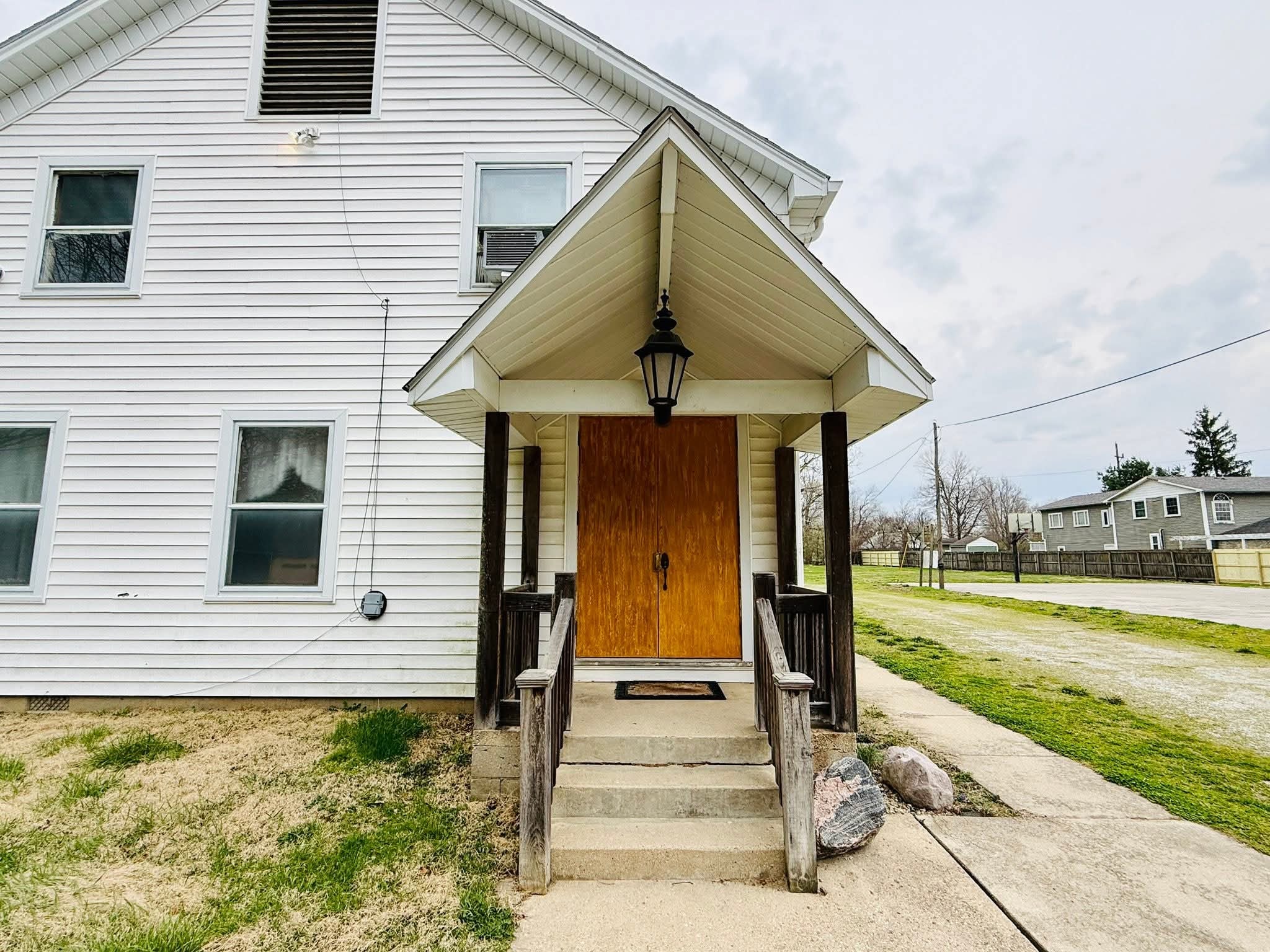 Front entrance and covered porch of Rustic Bell